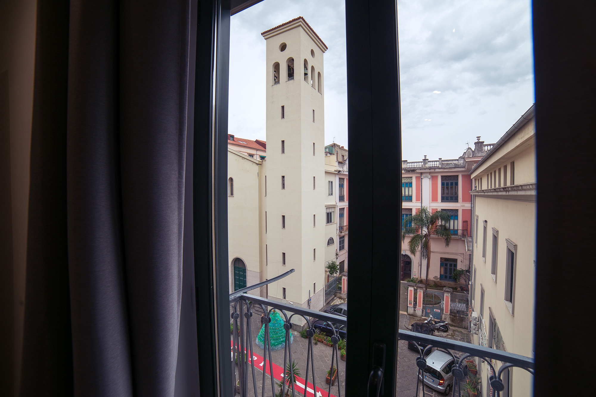 Vista dalla Camera Deluxe sul campanile del Crocifisso e sulla piazza