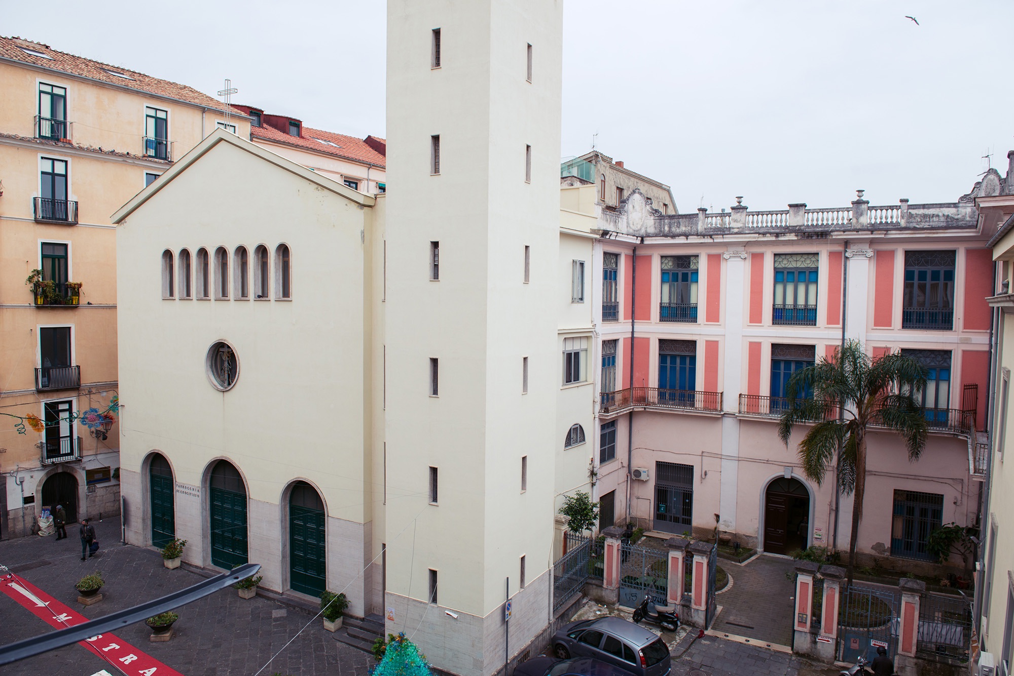 Vista dalla Camera Deluxe su Piazza Giacomo Matteotti e sul campanile del Crocifisso